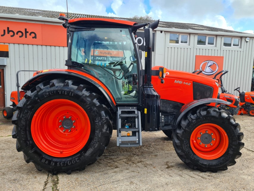 Kubota M6-142 x-Demo 40k 24/24 Tractor - only 200hrs