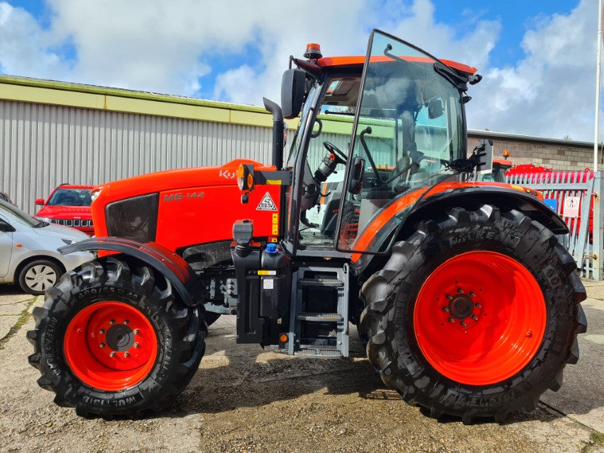 Kubota M6-142 x-Demo 40k 24/24 Tractor - only 200hrs