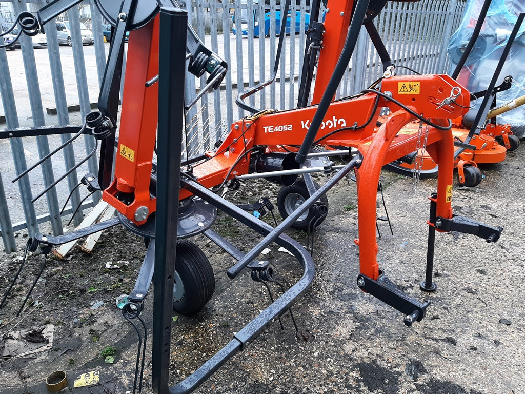 KUBOTA TE4052 5.2m Tedder