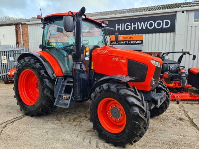 Kubota M6-142 x-Demo 40k 24/24 Tractor - only 200hrs